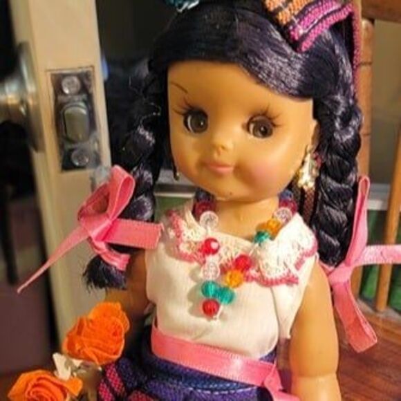 Beautiful Mexican doll‎ in traditional Spanish colorful dress, Blinking eyes, - Picture 4 of 12